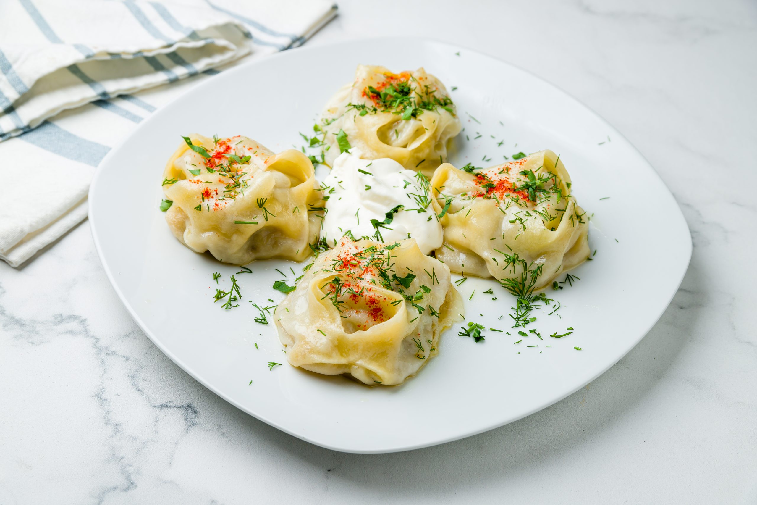 Verschiedene Getränkeflaschen mit Strohhalmen